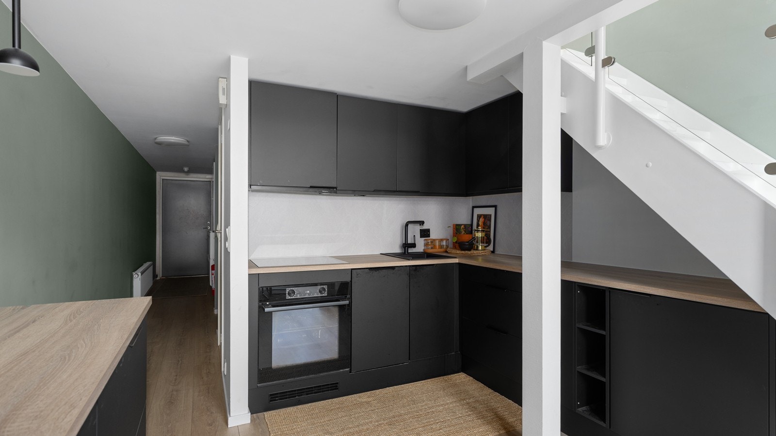 Kjøkkenet har god benk- og skapplass Galleribilde