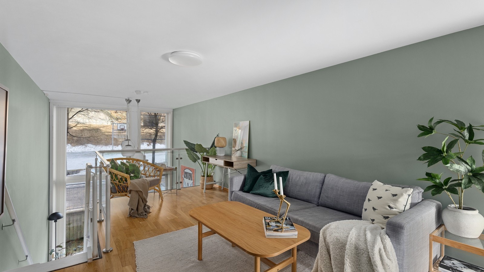 I stuen, på mesaninen er det god plass til sofa, bord og tv med tilhørende møblement Galleribilde