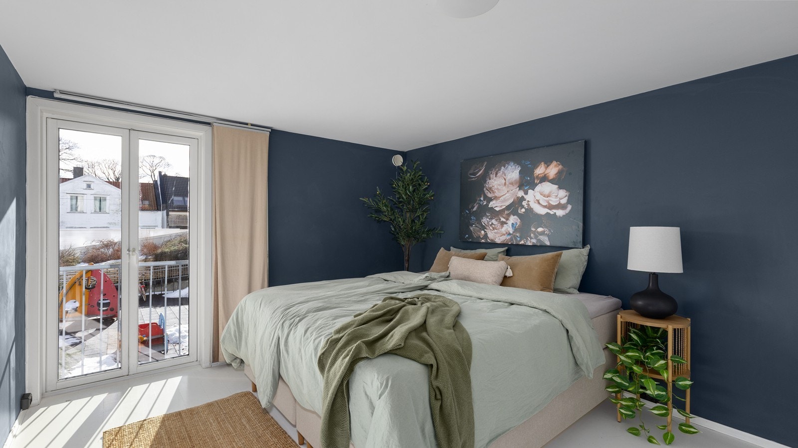 Soverom av fin størrelse med fransk balkong Galleribilde