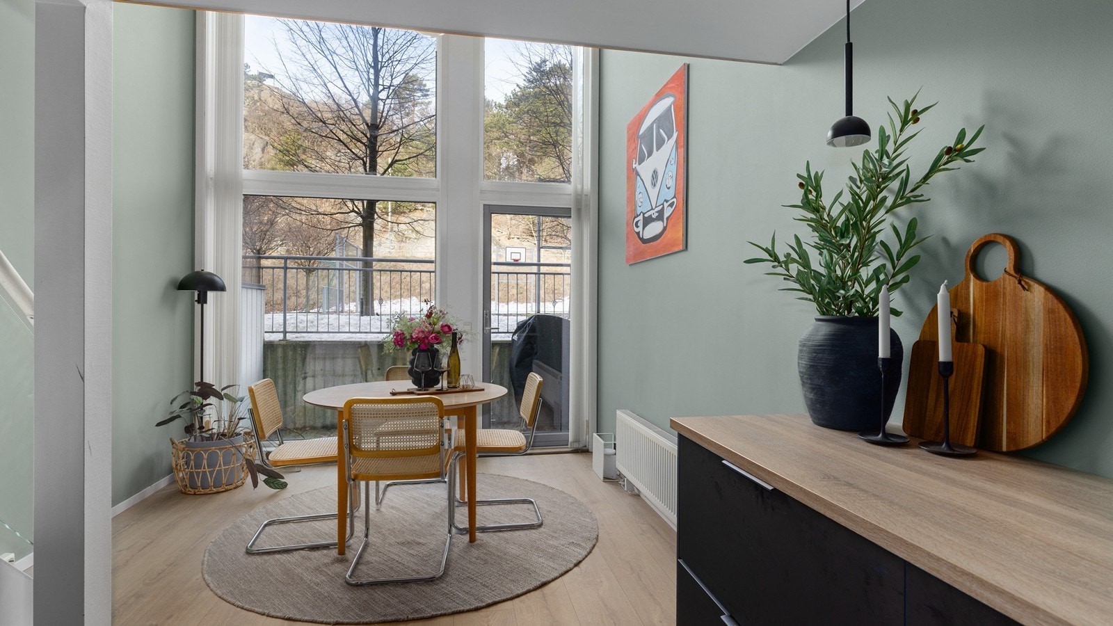 Duplex leiligheten holder en god standard, og har store vindusflater som gir nydelig med naturlig lys Galleribilde