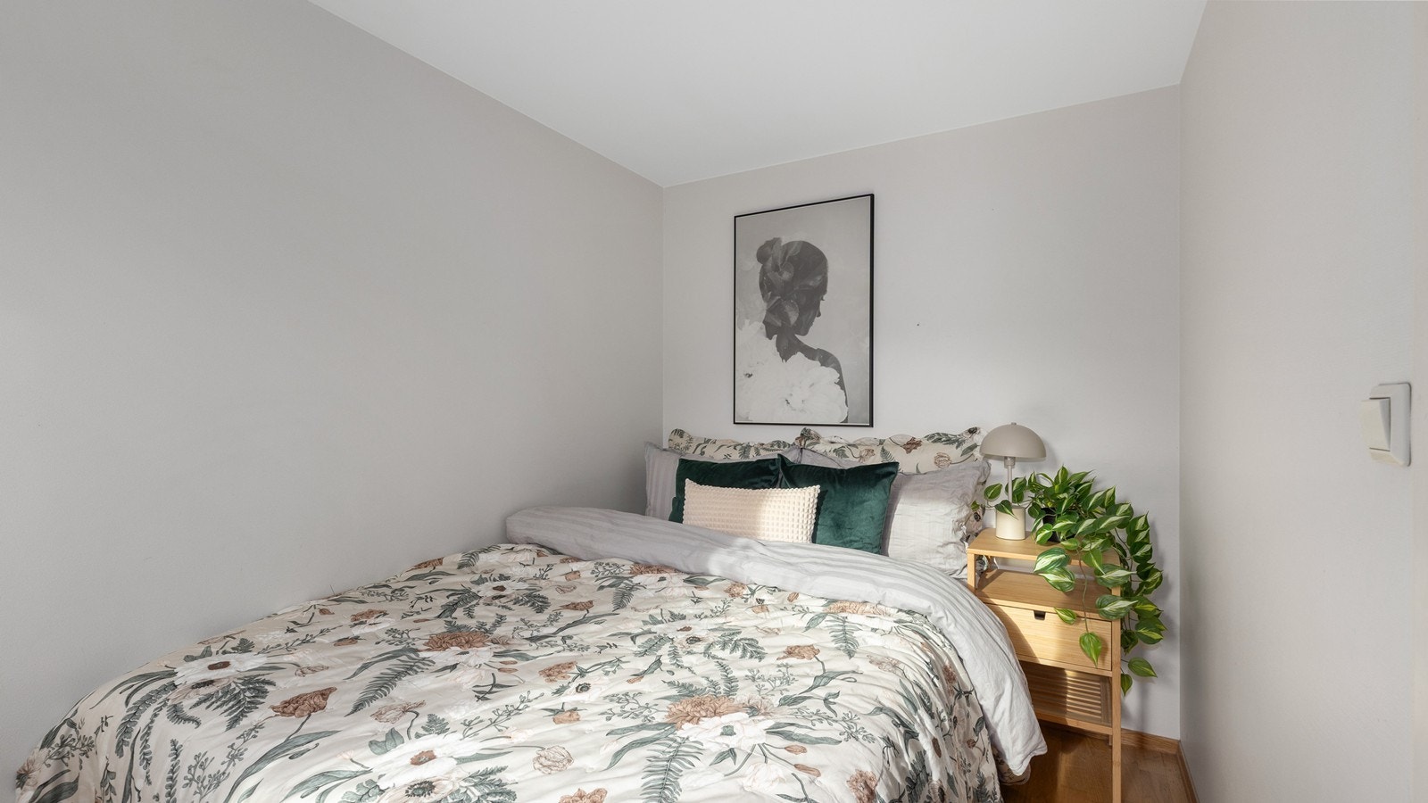 Soverom i 1.etg ved entréen Galleribilde