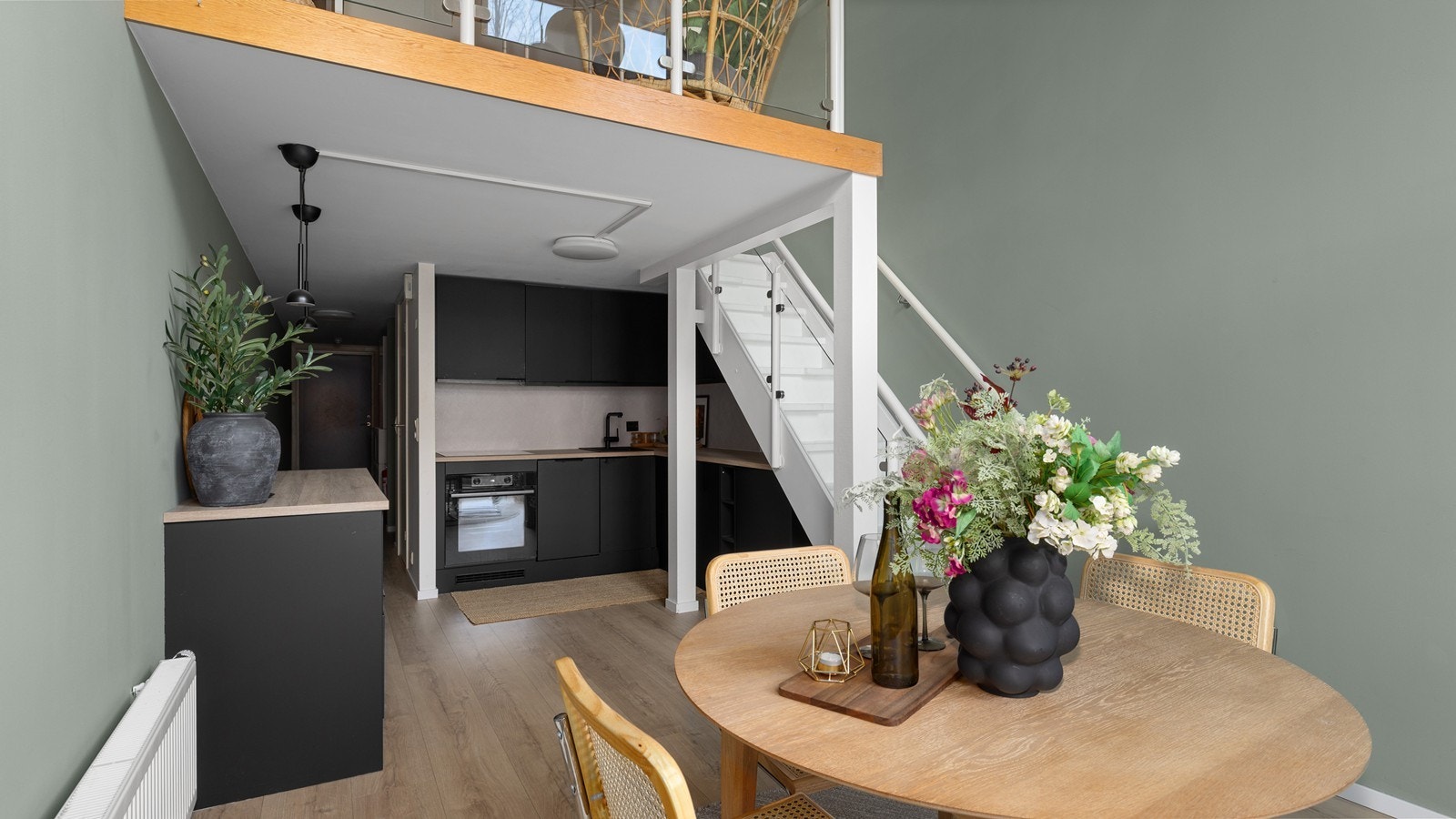 Ved kjøkkenet er det god plass til spisegruppe Galleribilde