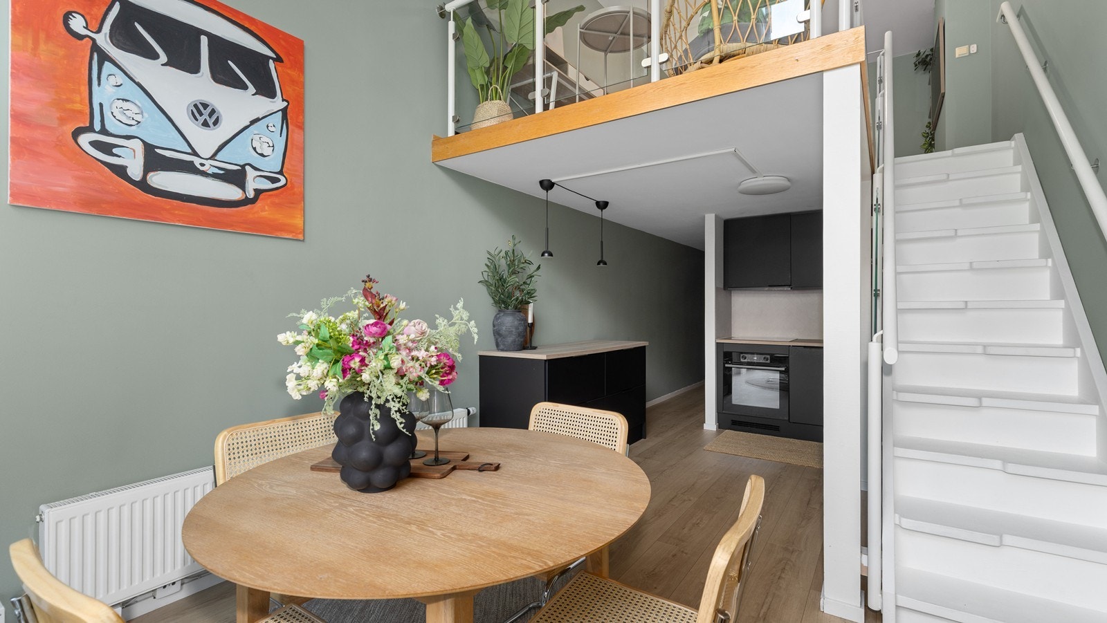 Oppholdsrommet i 1.- og 2.etg utgjør sammen en sosial og fin sone Galleribilde