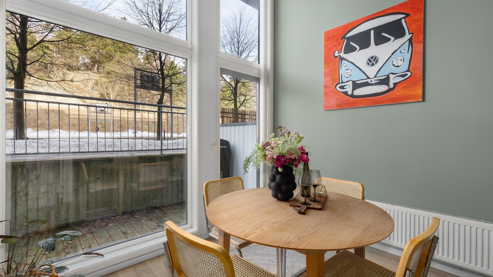 Takhøyden gir en luftig og fin romfølelse Galleribilde