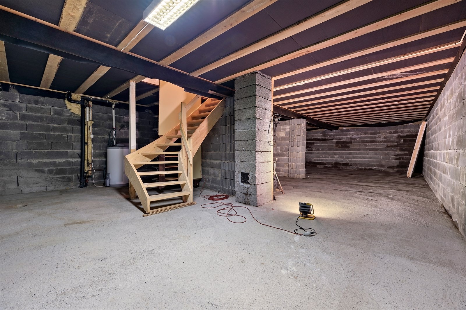 Kjelleren er utgravd og gulv støpt. Kjelleretasjen er ikke søkt utgravd. Galleribilde