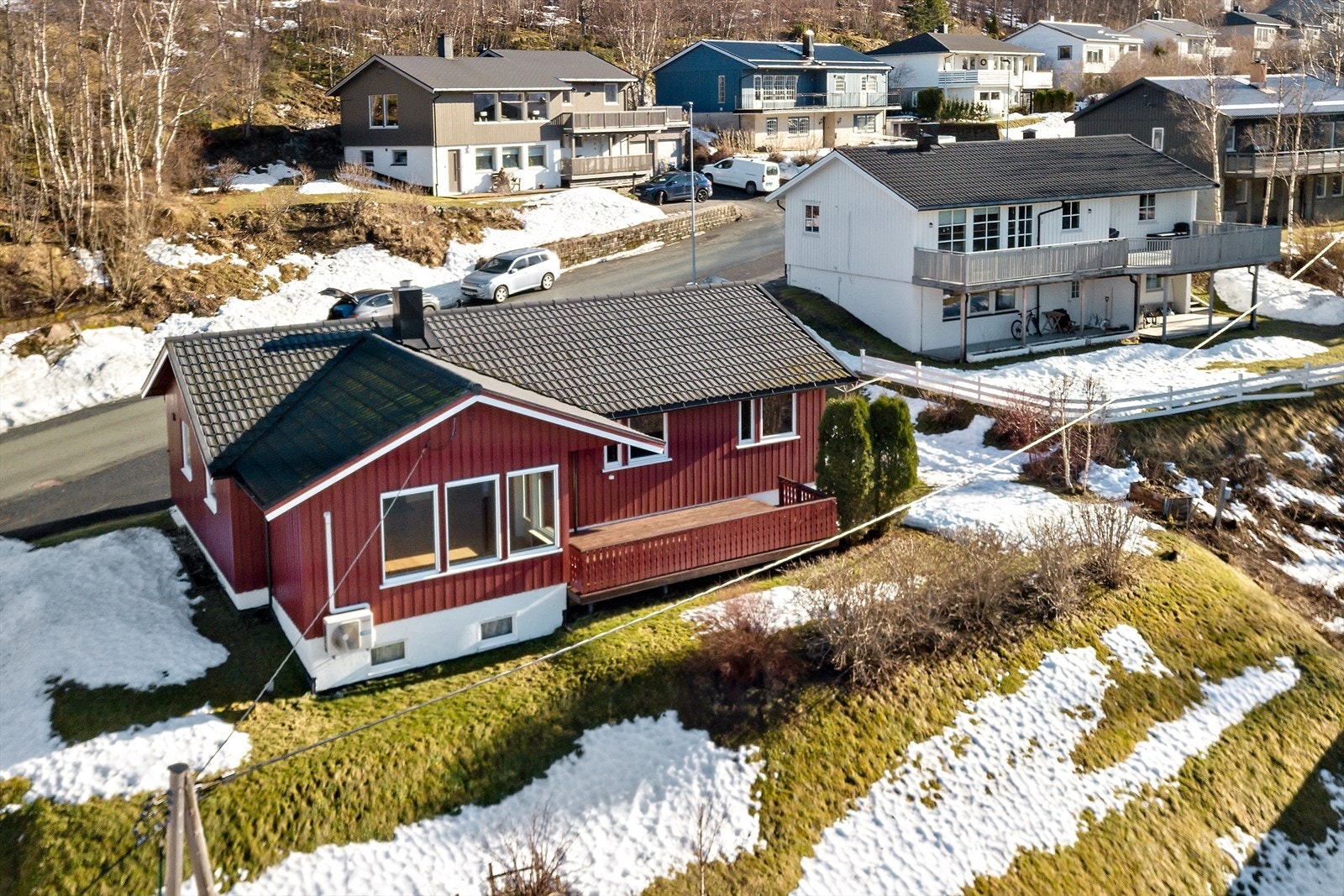 Fasade. Dette er en bolig som trenger en del oppgraderinger men som har masse potensiale. Er dette boligen for deg: husk å meld deg på visning. Galleribilde