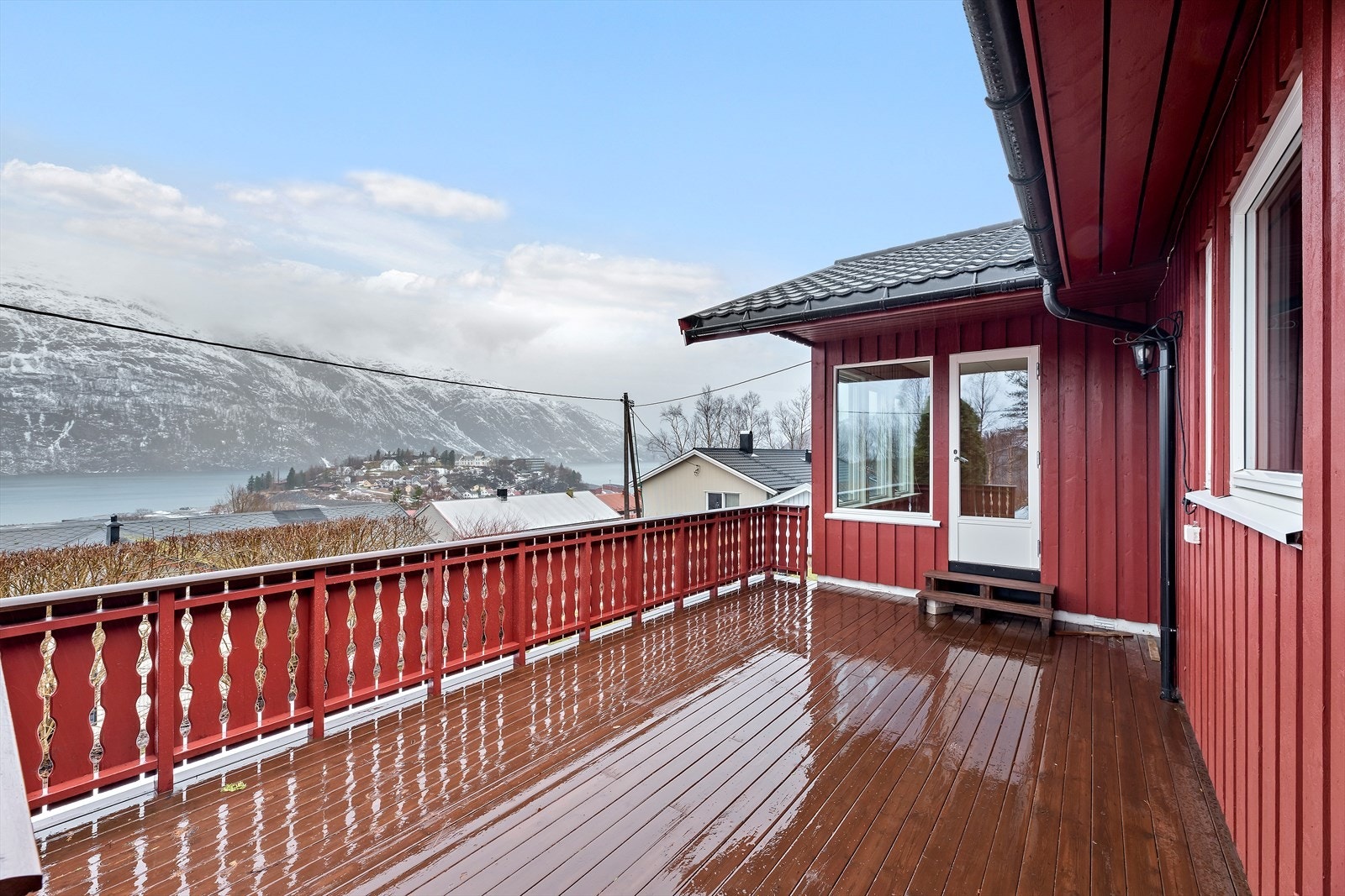 Verandaen er på ca. 20 m2. Flott sted med flott utsikt. Boligen ligger i et område med fine turområder, bl.a. tur til tårnet og panorama. Galleribilde