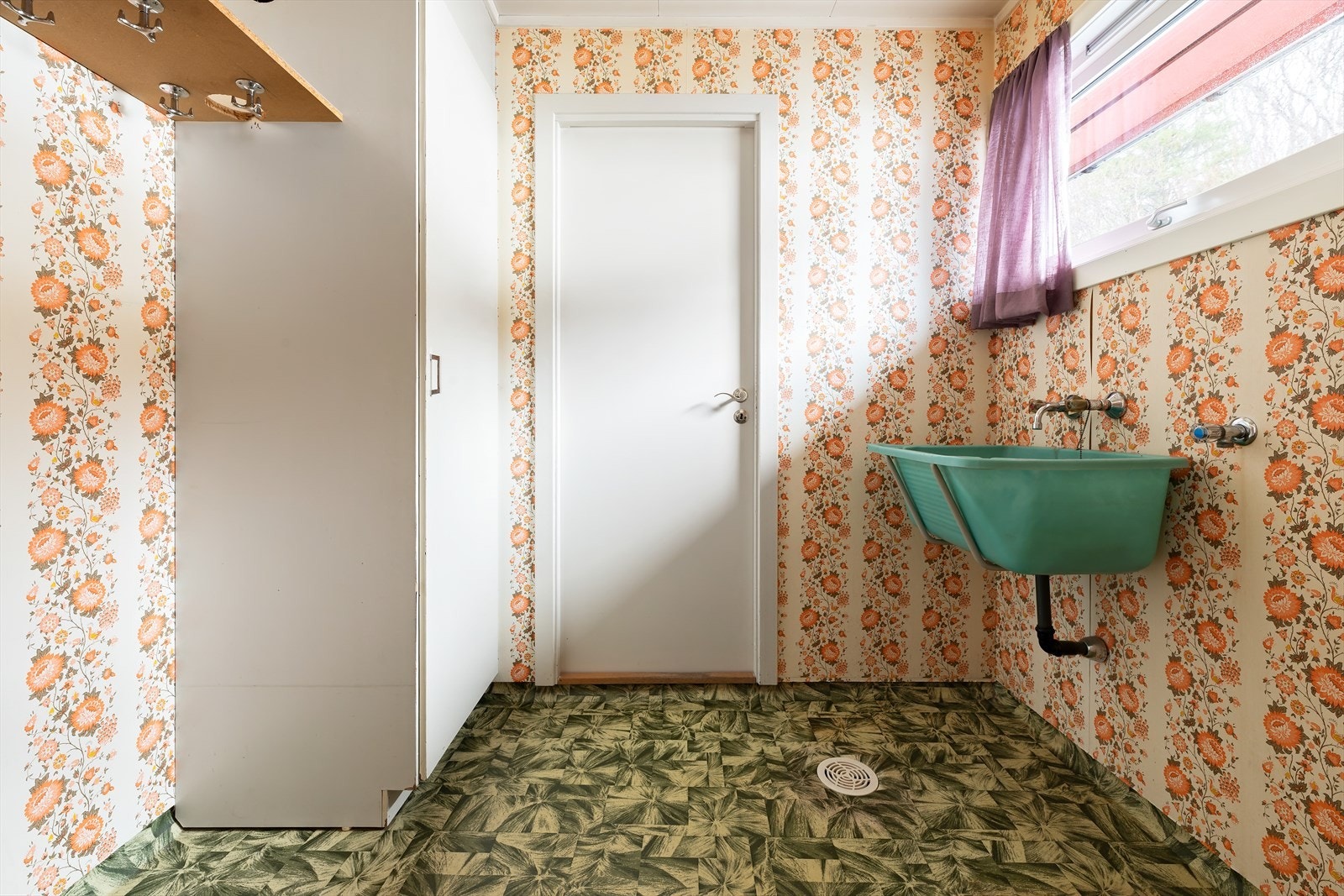 Vaskerommet ligger mellom yttergang og kjøkken. Trenger oppgradering. Galleribilde