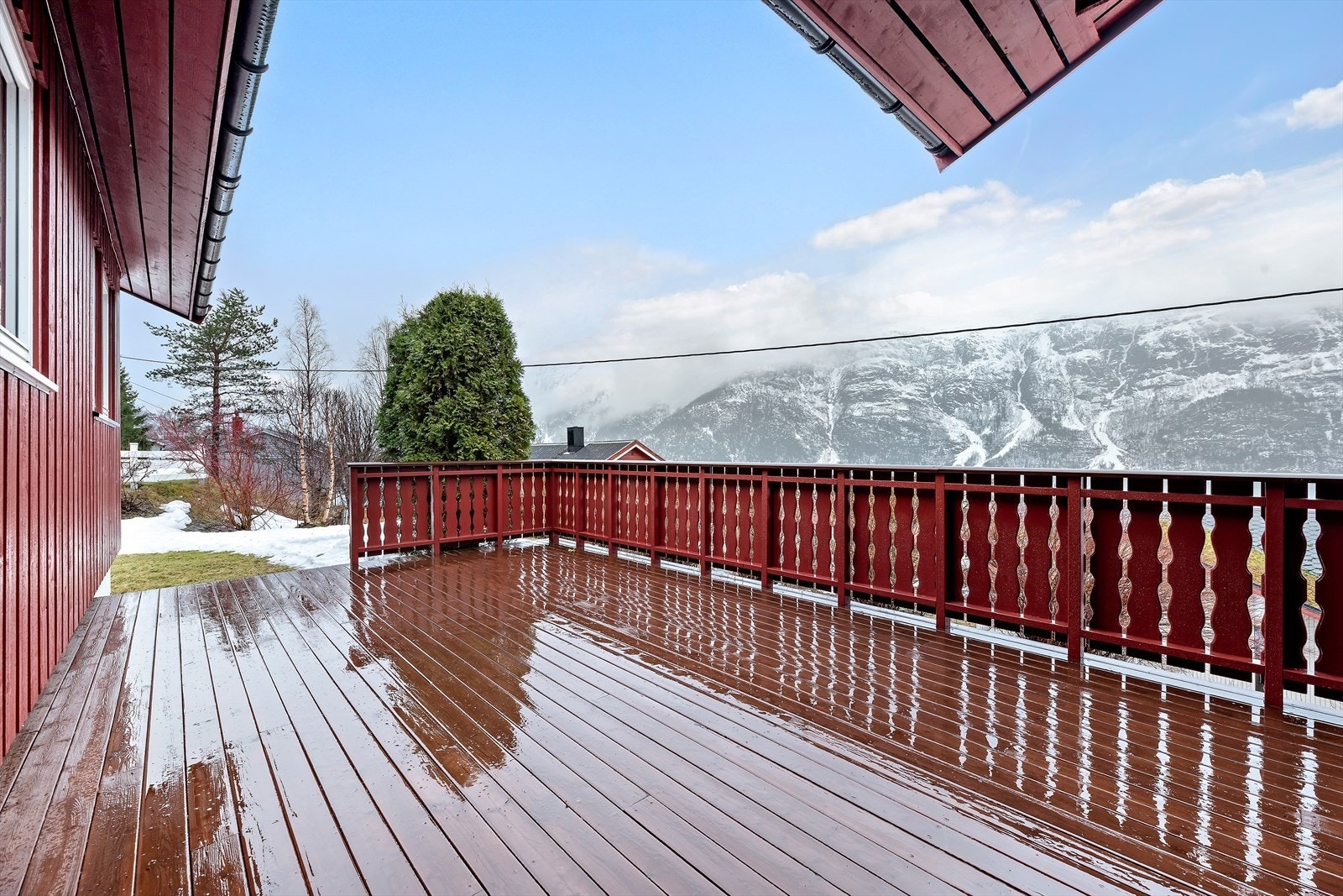 Terrasse med trapp ned til hage. Her har man et fint sted å tilbringe fine dager, lite innsyn. Galleribilde