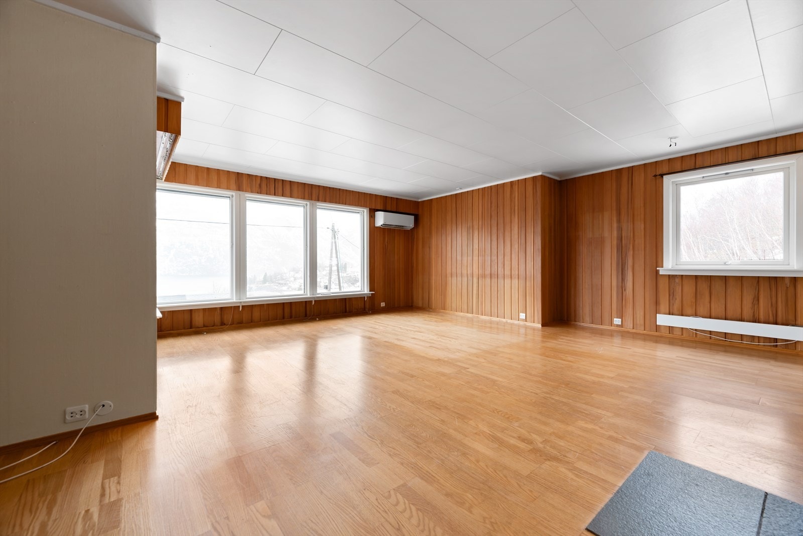 Stue. Det er utvendig screening på de 3 store stuevinduene. Galleribilde