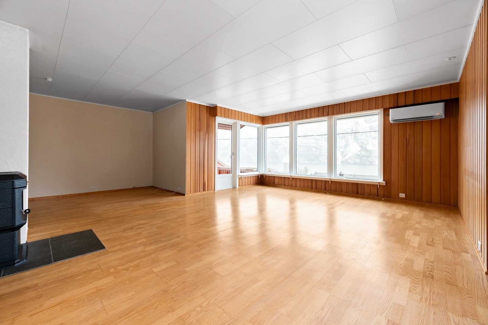 Fin utsikt. Montert vedovn og varmepumpe. Galleribilde