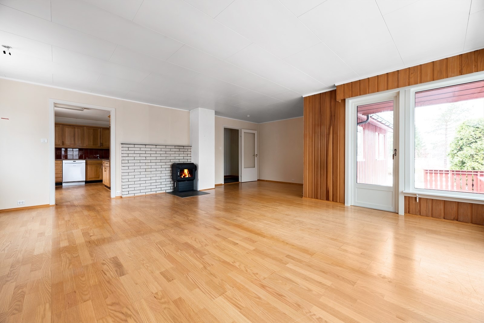 Stue mot kjøkken og gang. Stor stue som gir flere møbleringsmuligheter. Dør ut til veranda. Galleribilde