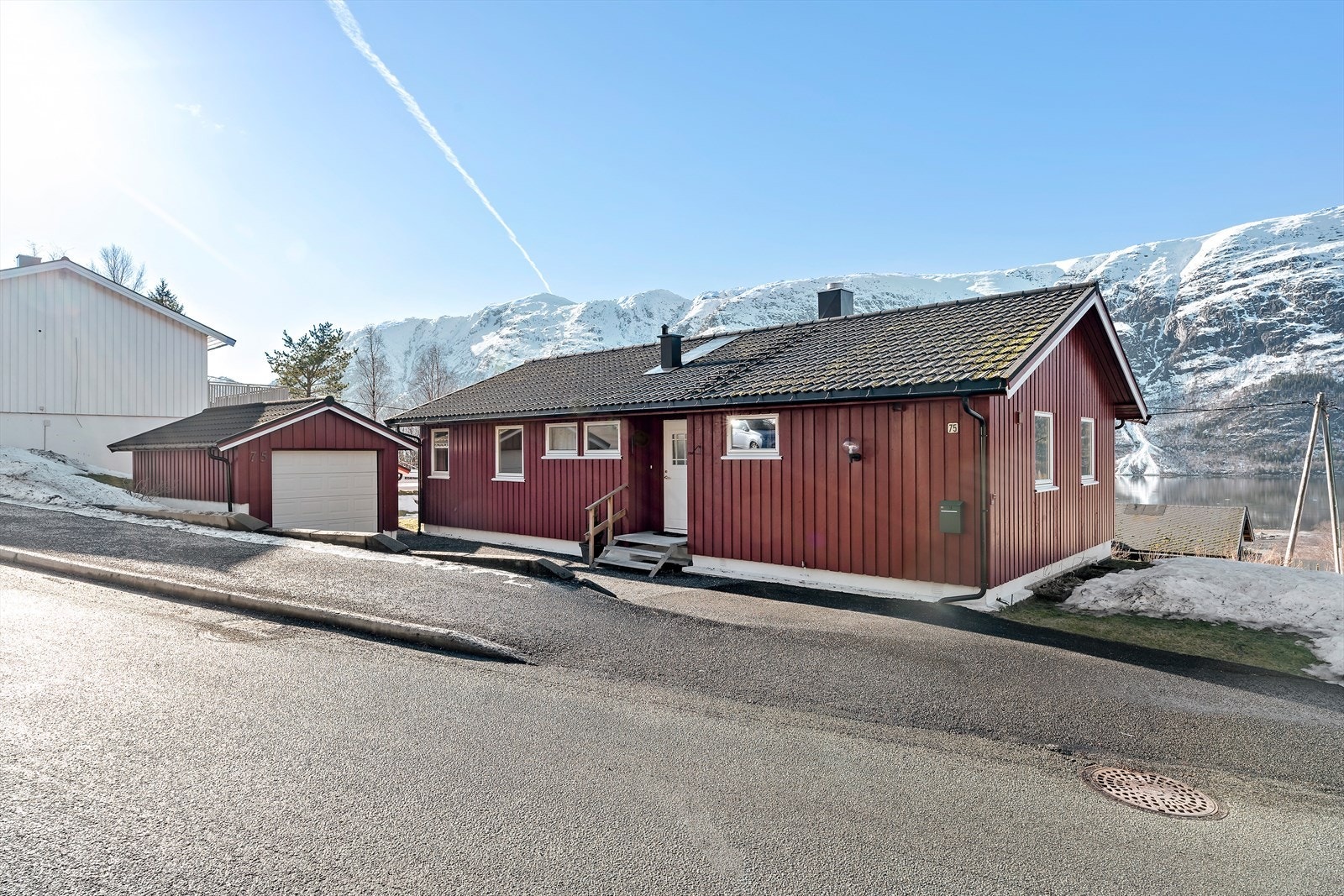 Fasade bolig, garasje og inngangsparti. Vinduene i 1. etg. ble skiftet i 2012. Byttet taktekking i 2012. Praktisk bolig med alt bl.a. du trenger på ett plan. Galleribilde