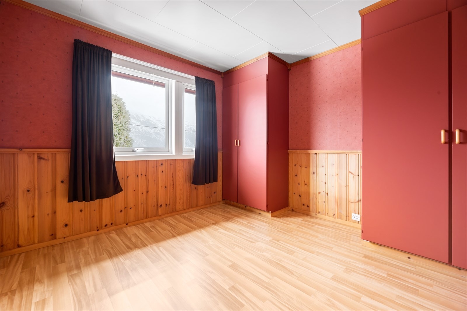 Hovedsoverom. Alle soverom har plassbygde garderobeskap. Galleribilde