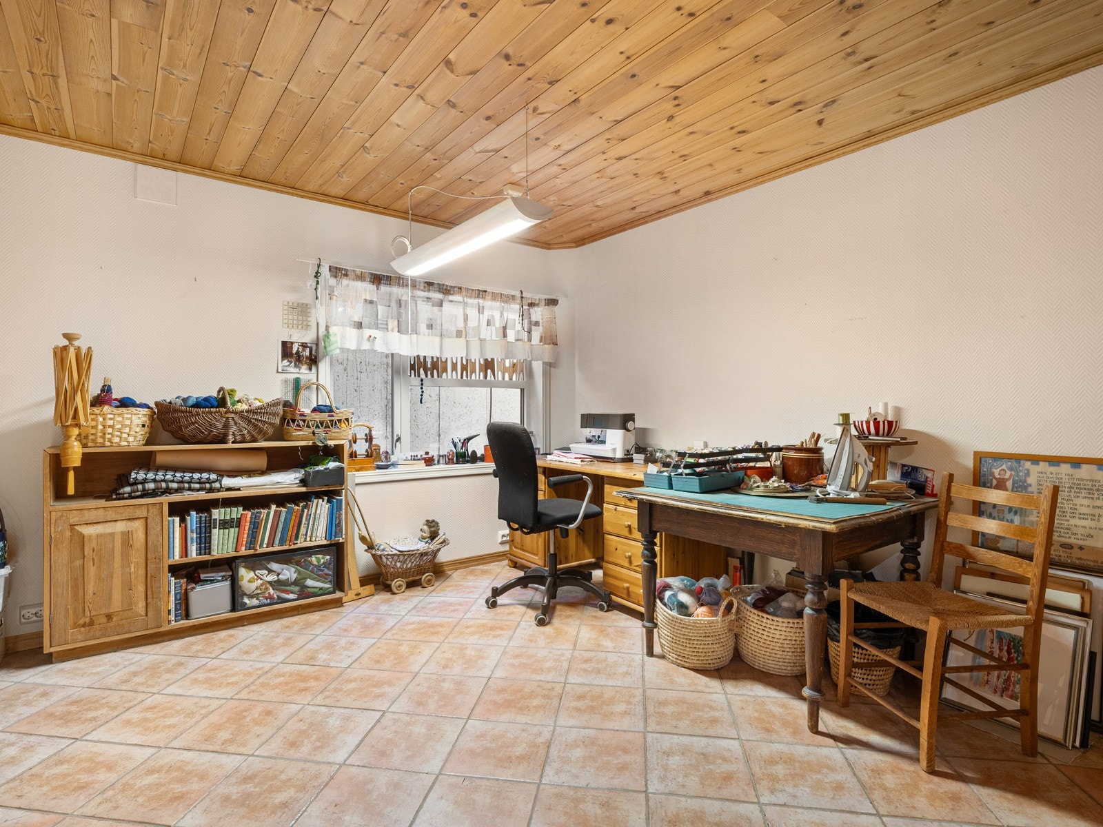 I underetasjen har boligen en romslig stue. Galleribilde