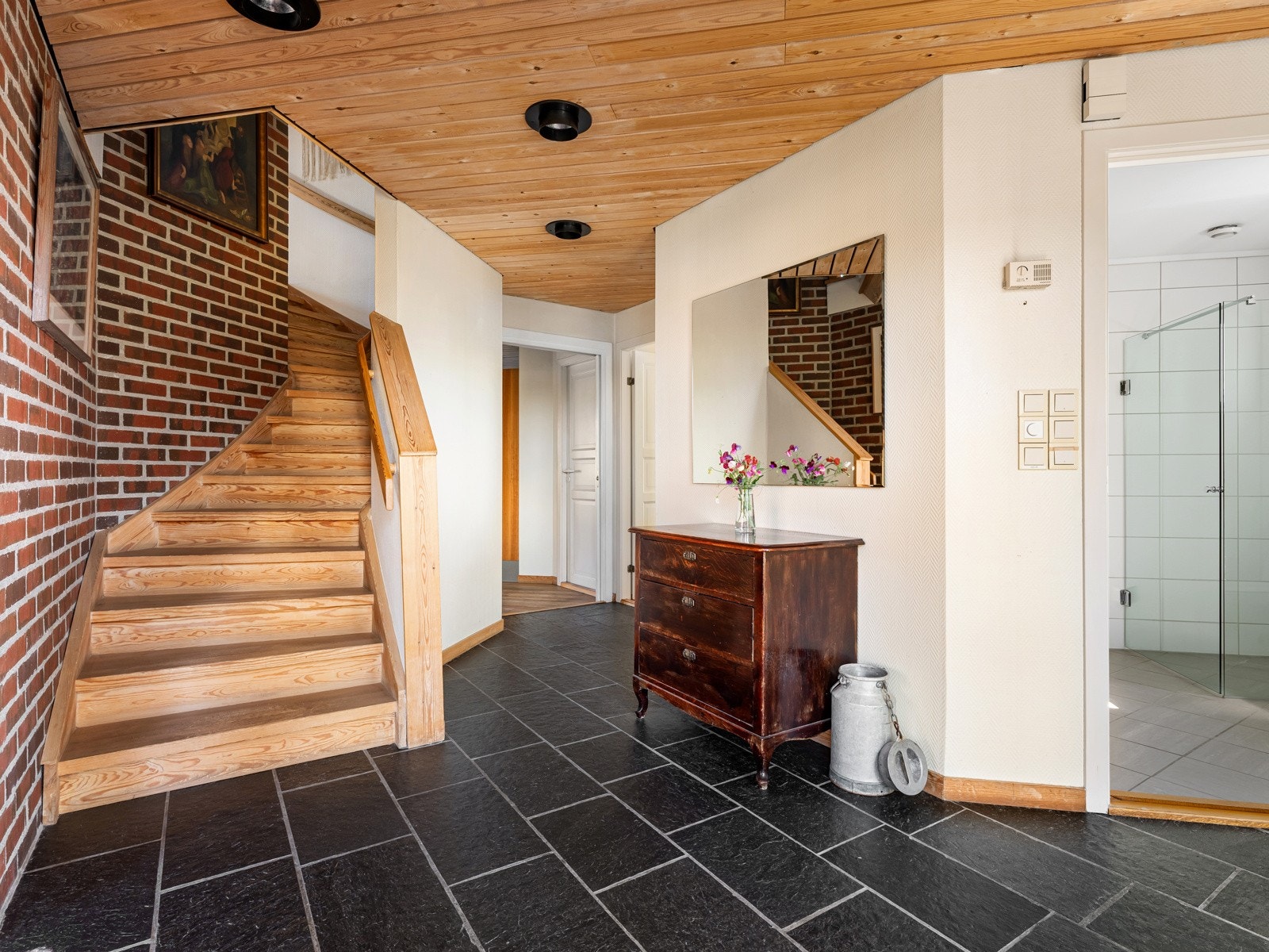 Her har man plass til å henge fra seg både yttertøy og sko. Galleribilde