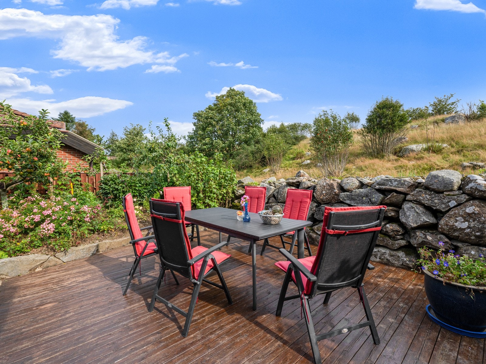 Uteområde gir god plass til utemøbler og hyggelige stunder. Galleribilde