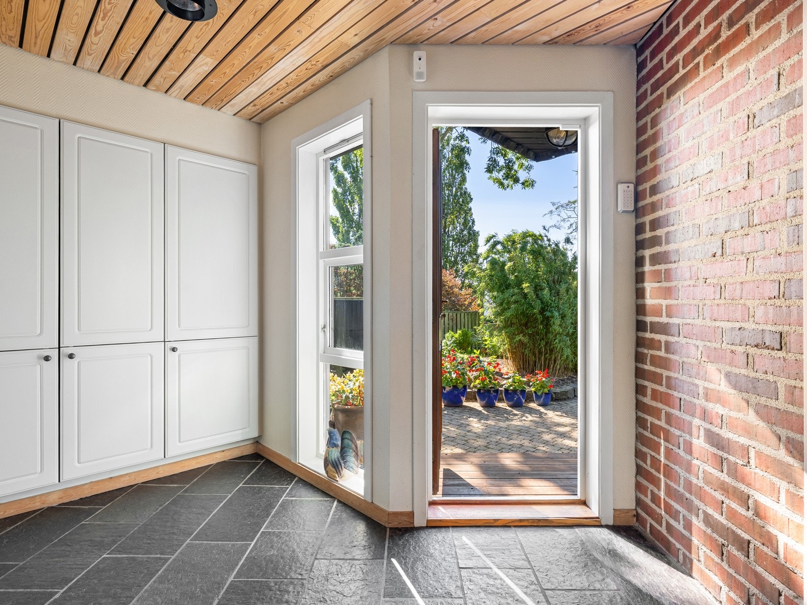 Velkommen inn i en romslig entré med flislagt gulv som gir et godt førsteinntrykk. Galleribilde