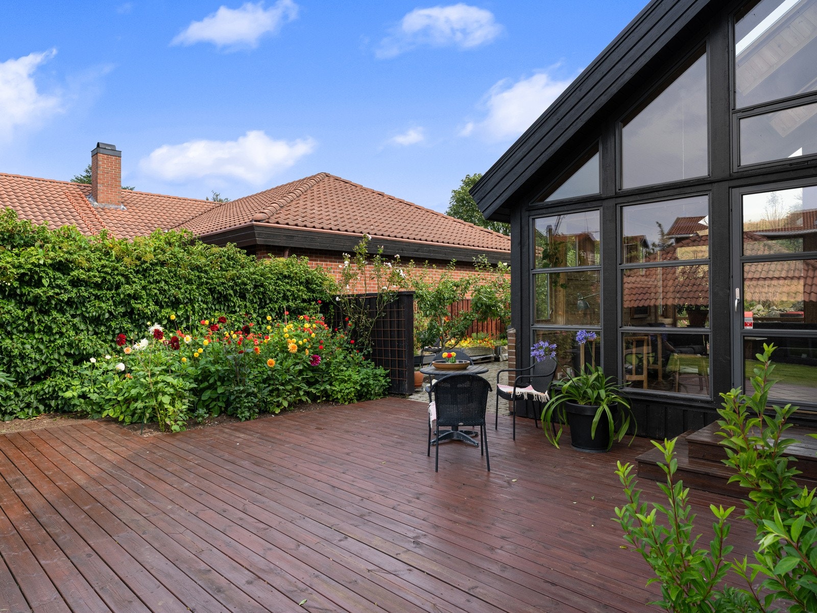 Boligens uteområde byr på god solforhold. Galleribilde