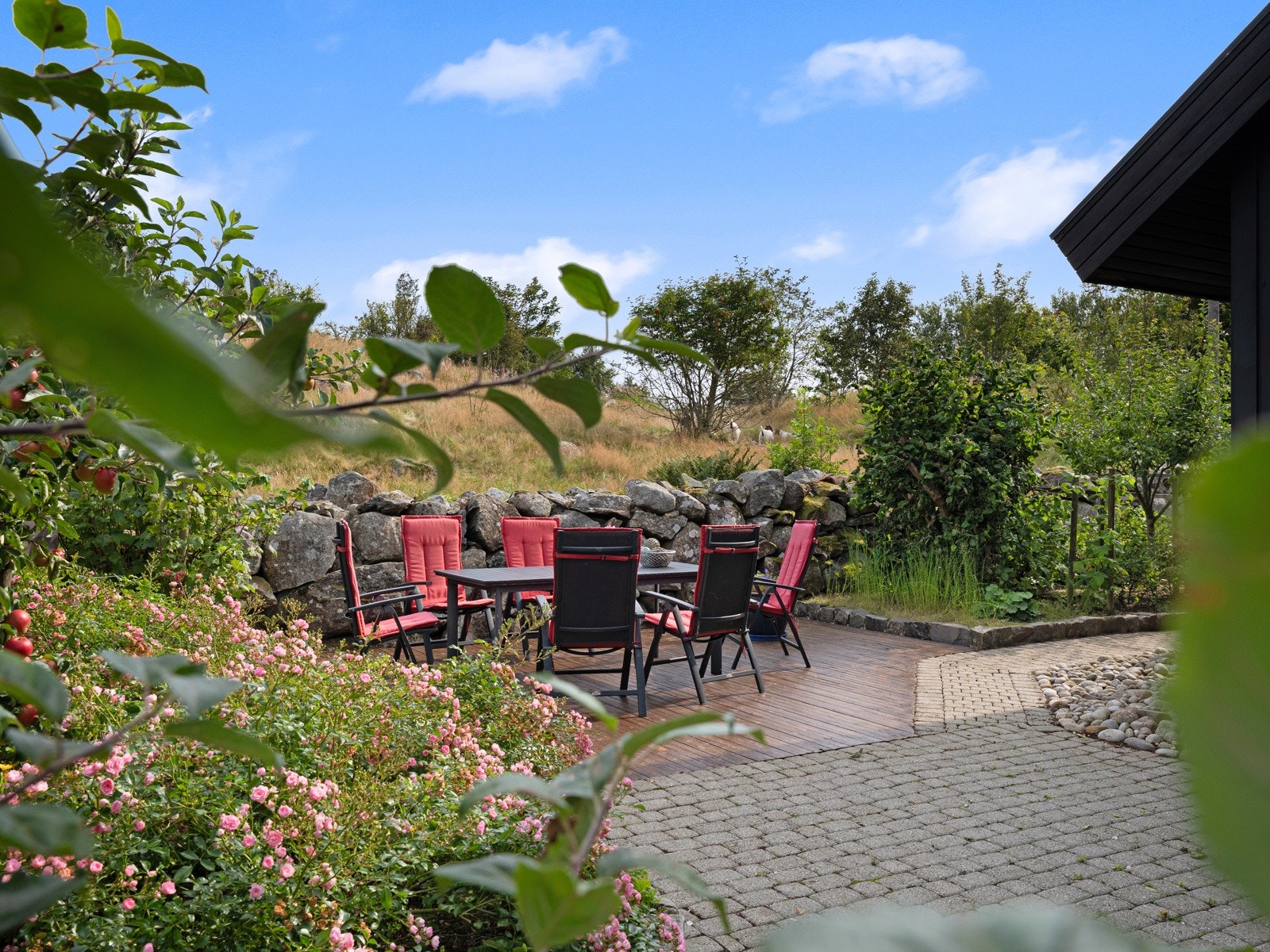 Uteområdet gir god plass til å møblere i flere soner. Galleribilde