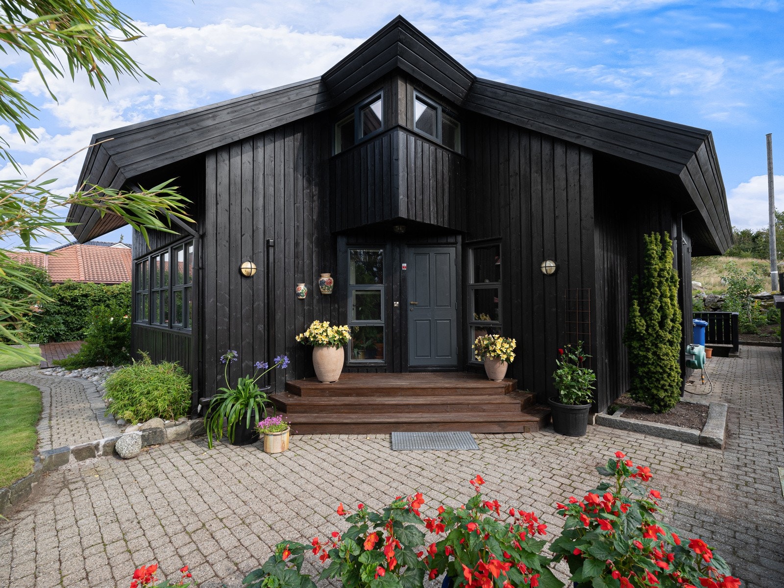 Boligen går over tre plan og har en flott beliggenhet i et barnevennlig og rolig boligområde på Bryne. Galleribilde