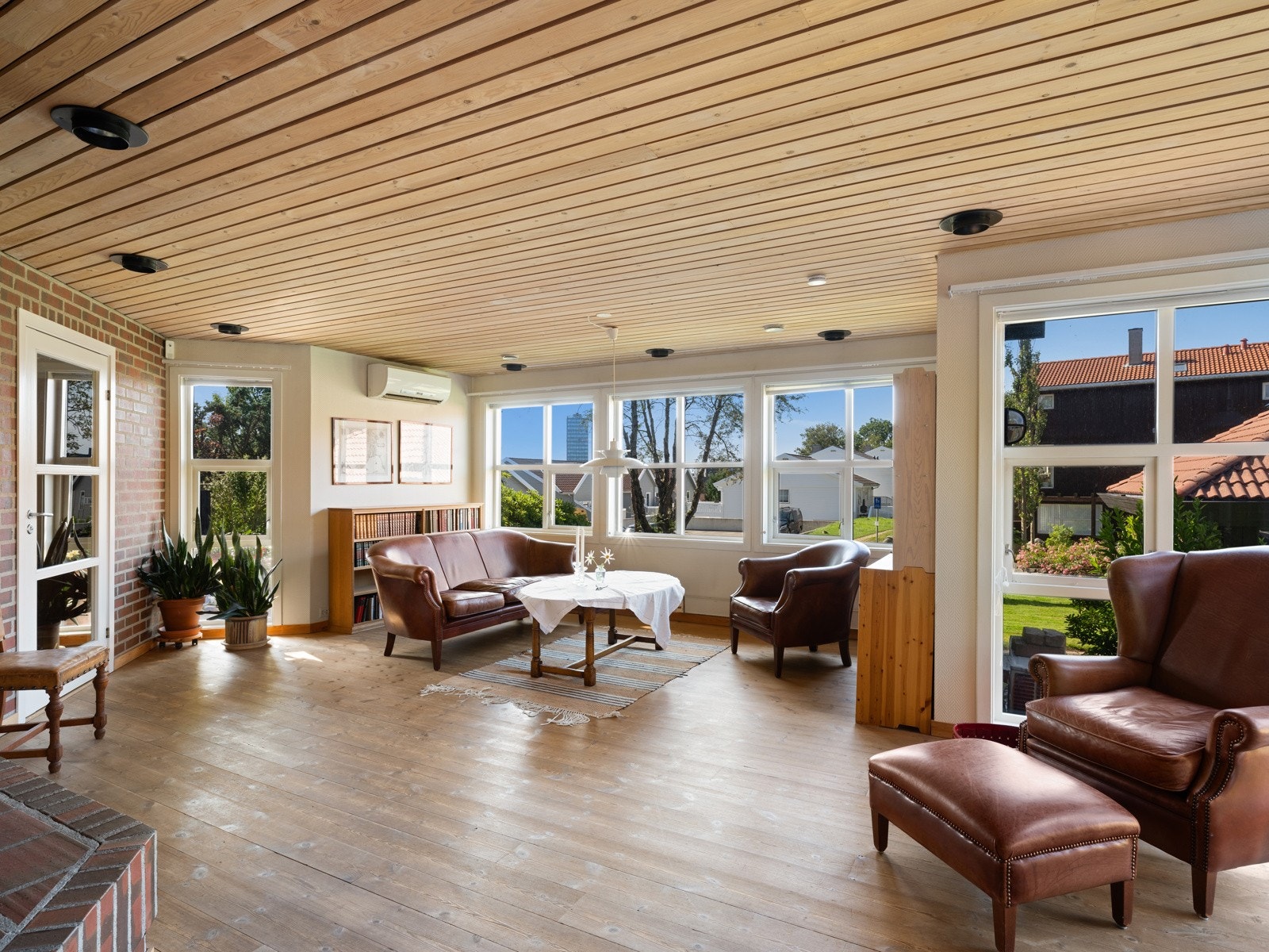 Store vindusflater slipper inn rikelig med naturlig lys. Galleribilde