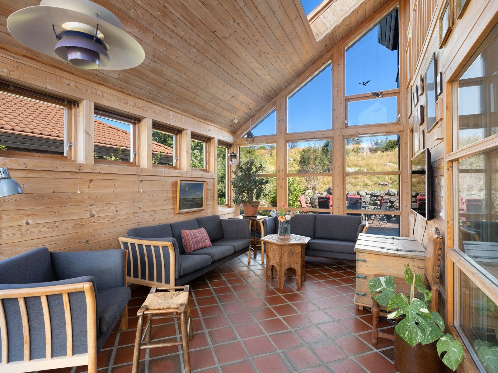 Fra stuen har man utgang til boligens hagestue. Galleribilde