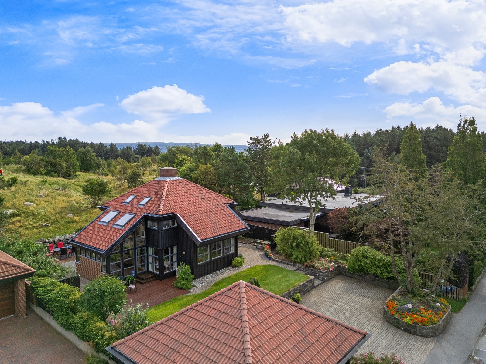 Grønt og åpent friområde rett utenfor tomtegrensen. Galleribilde