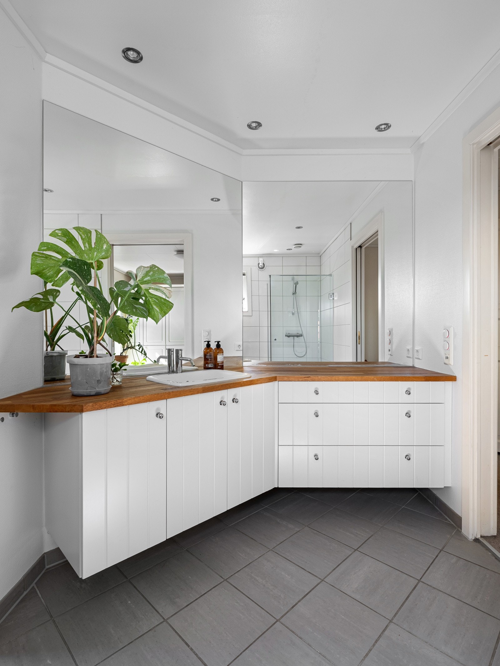 Rommet er utstyrt med servantinnredning, toalett og dusjhjørne. Galleribilde