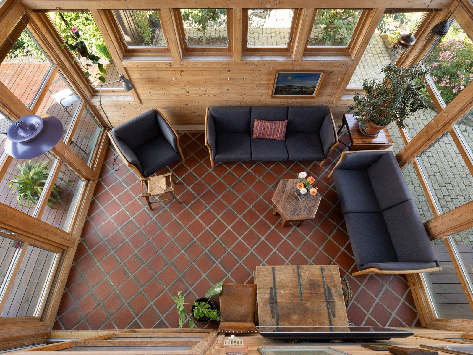 Et rom som knytter hjemmet og hagen naturlig sammen. Galleribilde