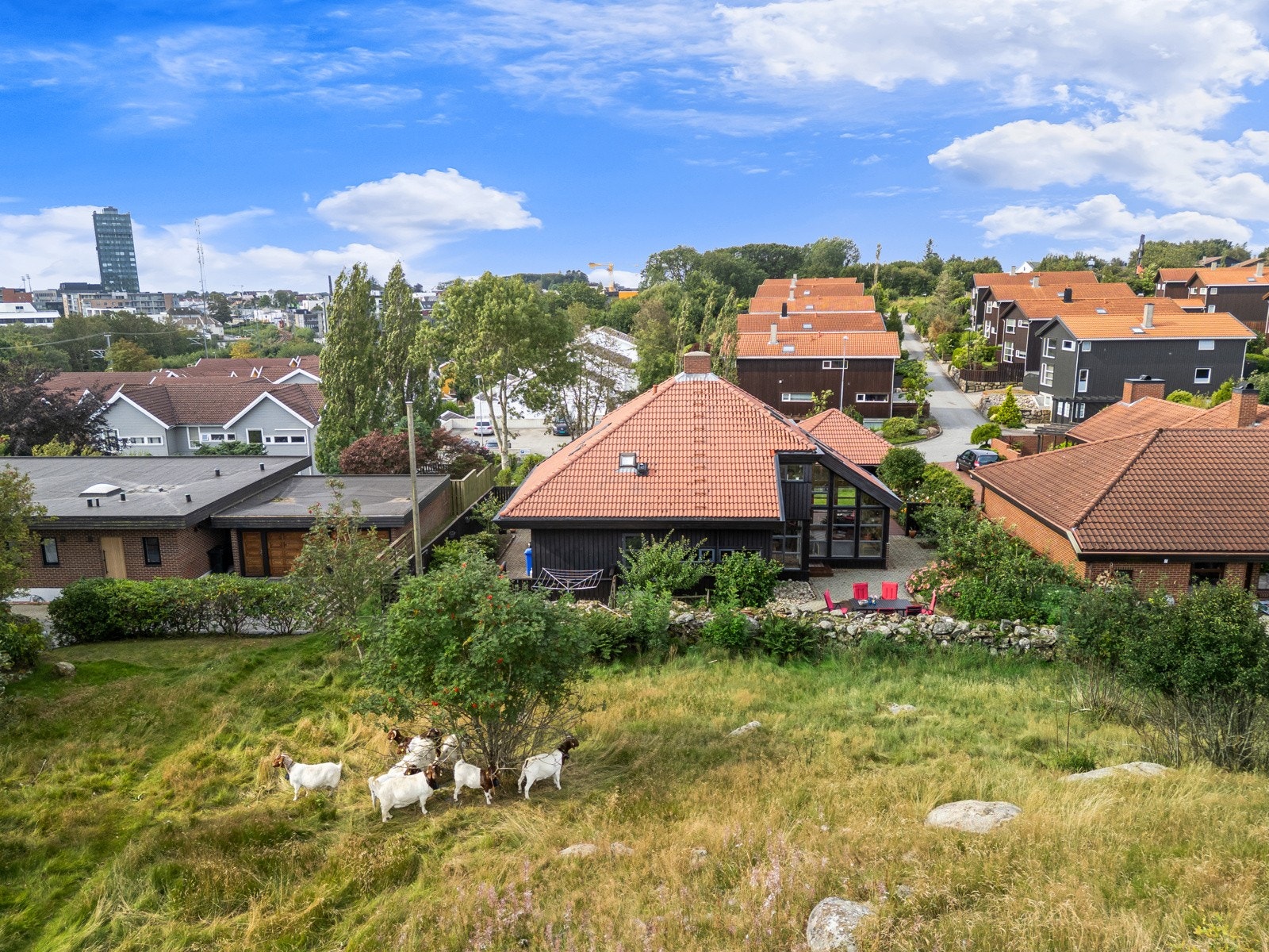 Det er gangavstand til Bryne sentrum hvor du finner togstasjon og et variert servicetilbud. Galleribilde