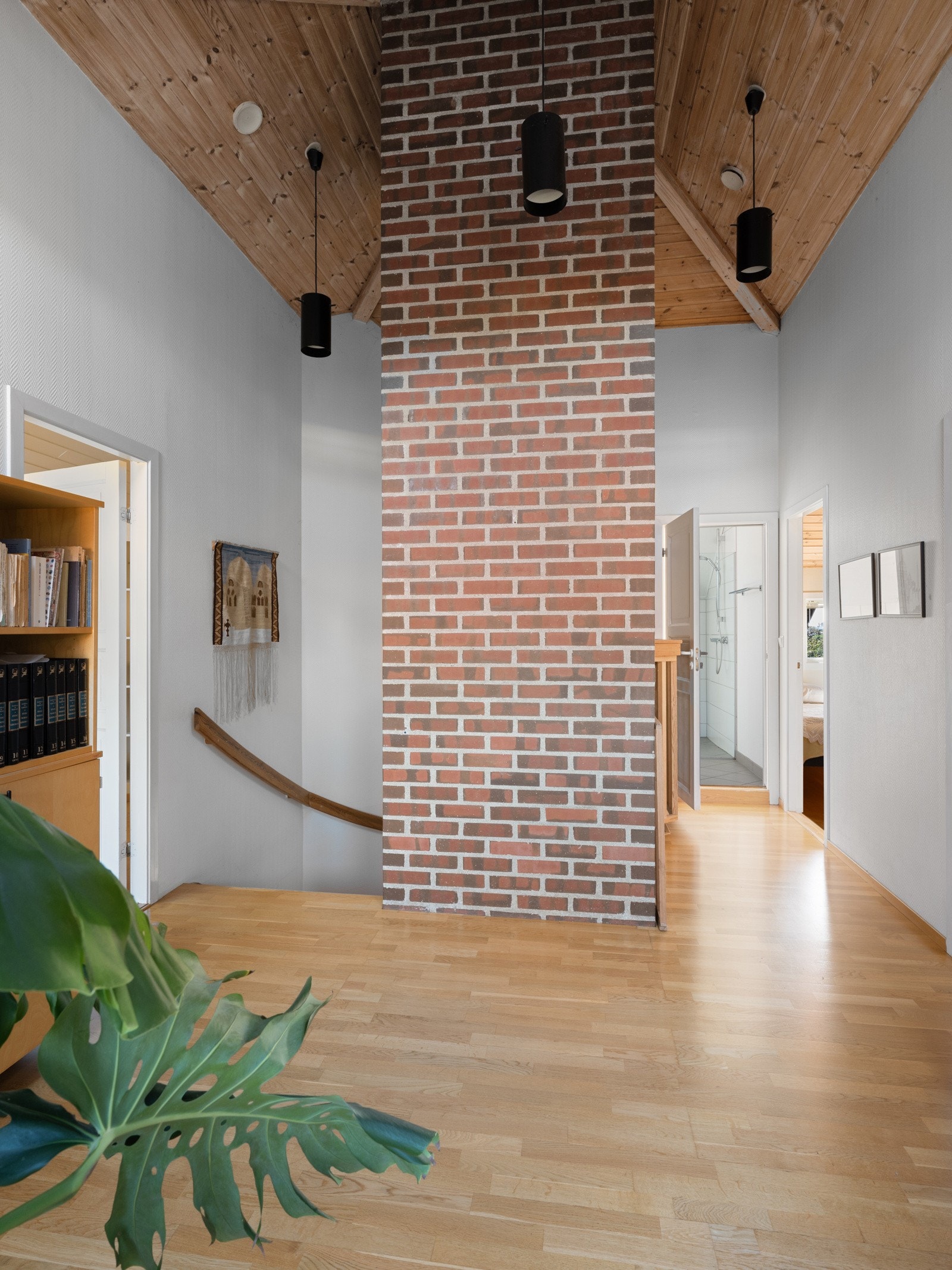 Fra gangen har man trappen som tar deg opp til boligens 2. etasje. Galleribilde