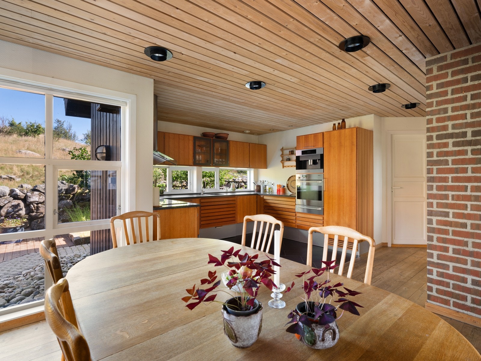 I forlengelse av kjøkkenet har man god plass til spisebord. Galleribilde