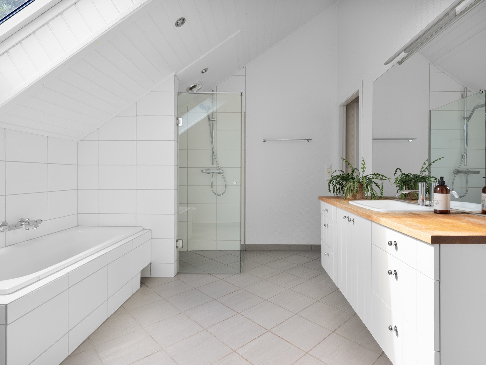 Badet i 2. etasje holder samme standeren som badet i 1. etasje. Galleribilde