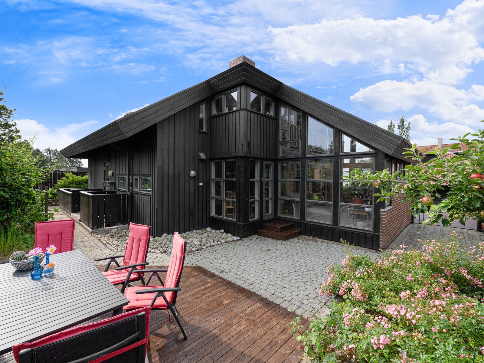 Uteområdet er tilrettelagt med plen, beplantning og en solrik terrasse. Galleribilde