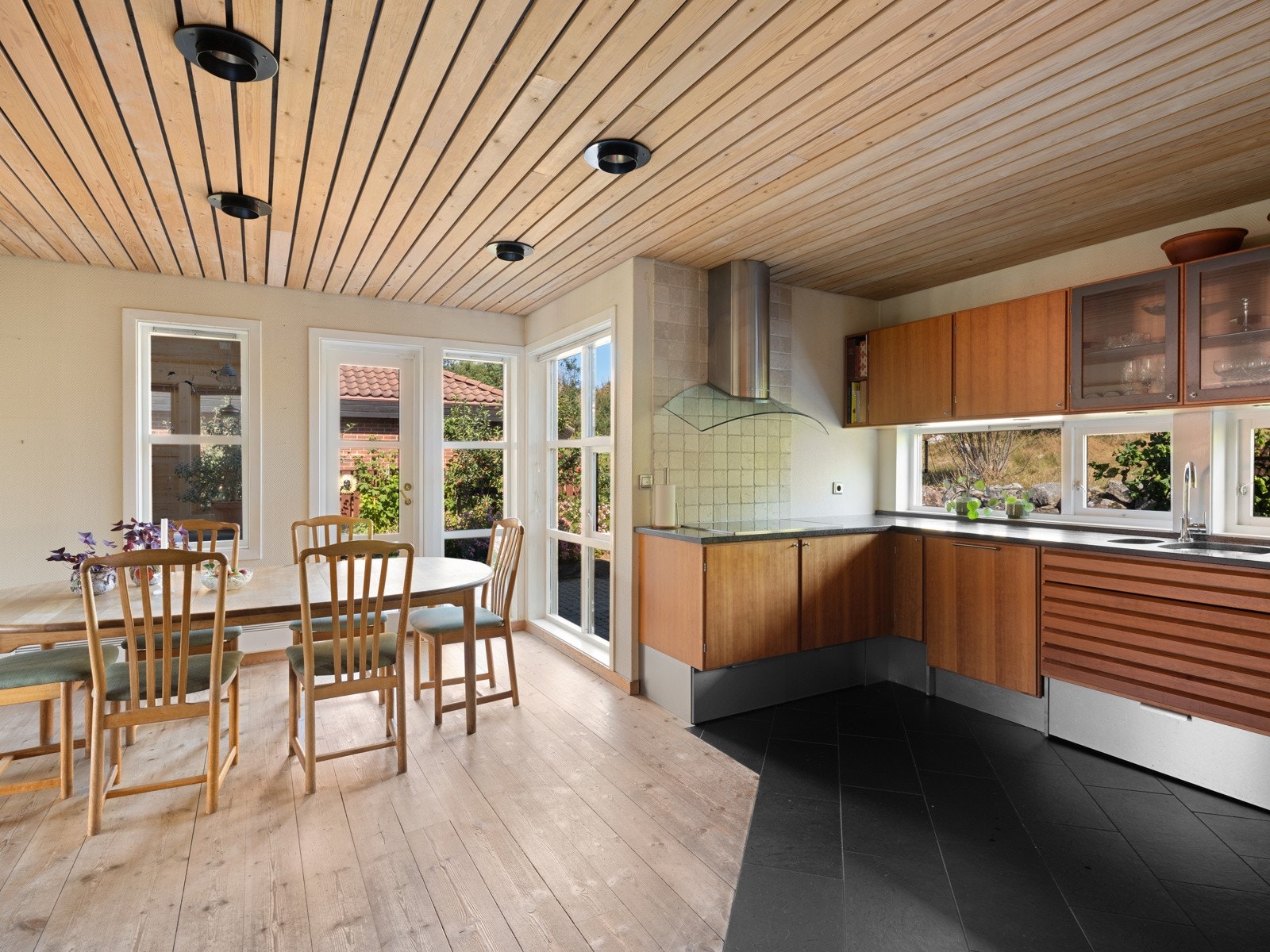 Kjøkkenet er utstyrt med integrerte hvitevarer som kjøleskap, oppvaskmaskin, stekeovn og steketopp. Galleribilde