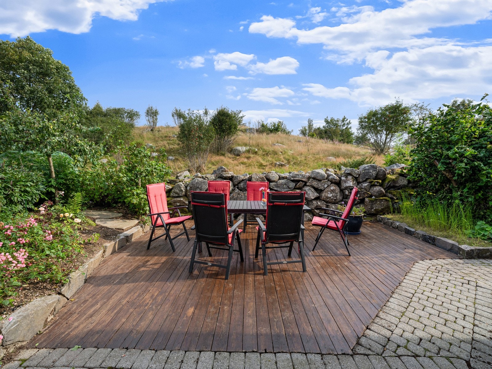 Frister det å nyte måltidene ute i frisk luft, er det kort vei fra kjøkkenet til uteområdet. Galleribilde