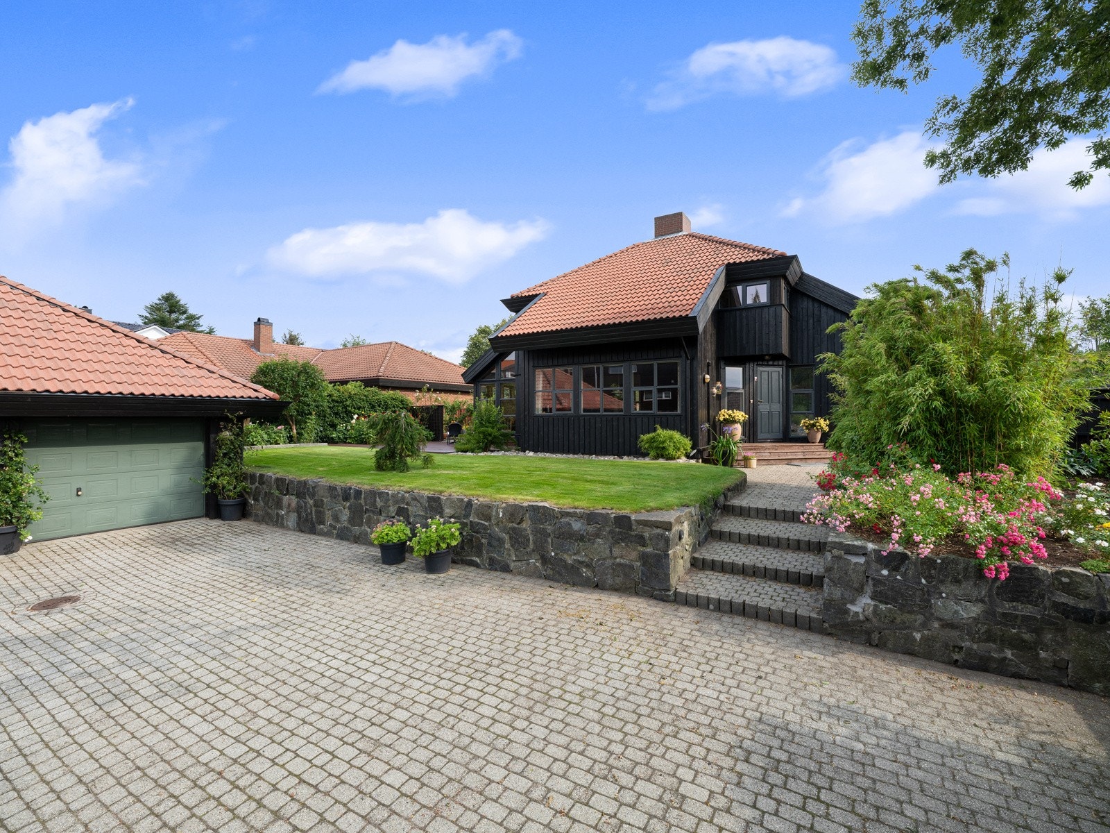 Boligen har parkering i dobbel garasje og på egen gårdsplass. Galleribilde