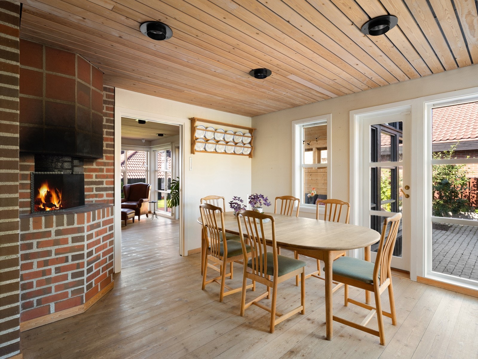 Kjøkkenet er utstyrt med peis, noe som gir rommet ekstra varme og en innbydende stemning. Galleribilde