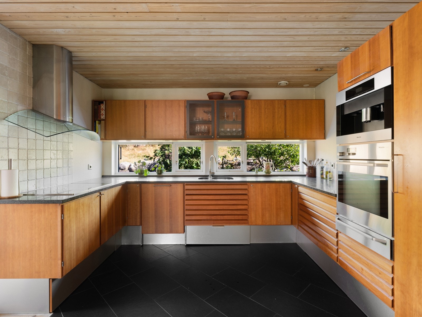 Her har man godt med både skap- og skuffeplass, samt romslige og funksjonelle arbeidsflater på benk. Galleribilde