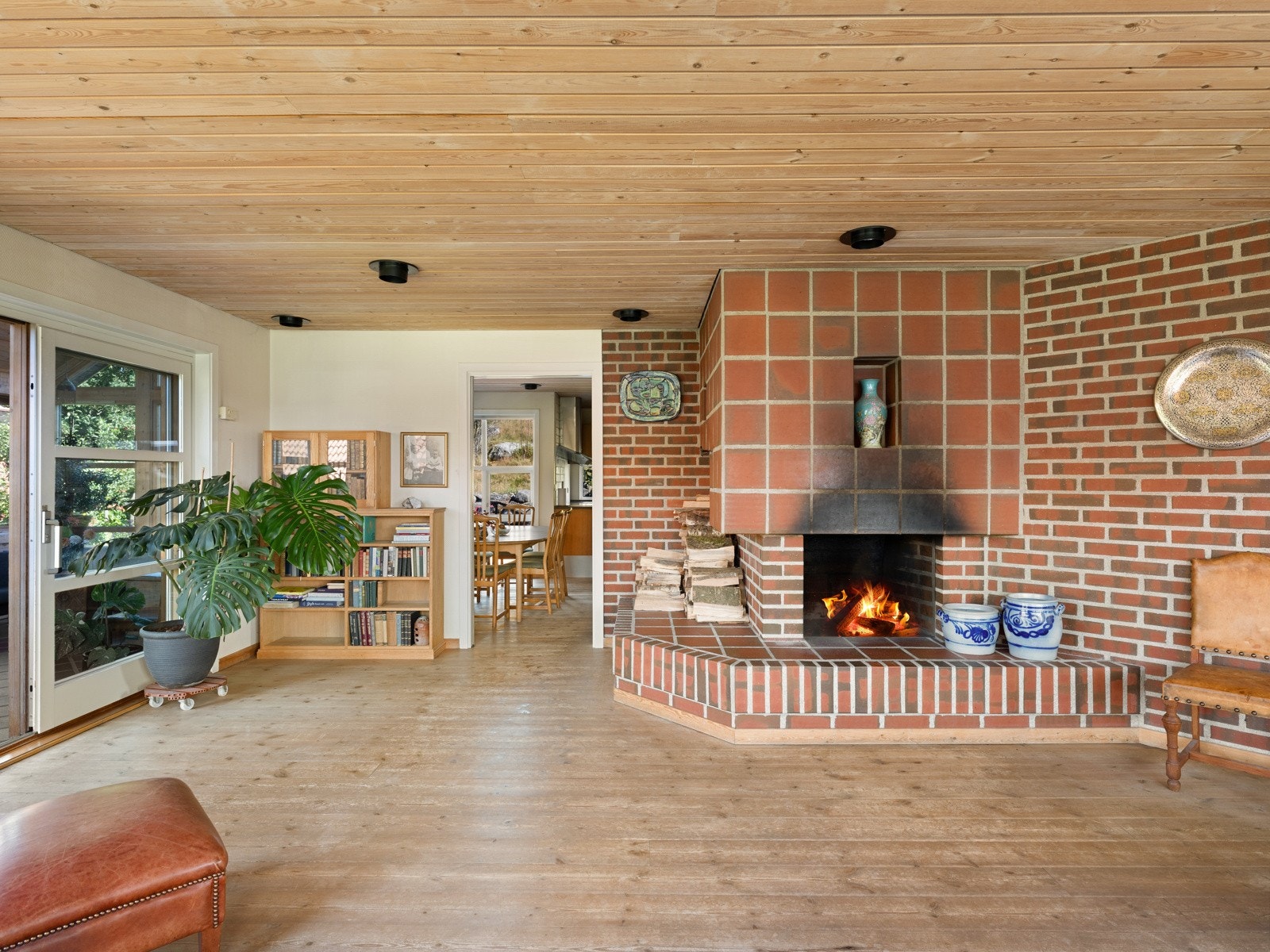 I stuen har man også en peis som skaper en lun atmosfære på kalde vinterkvelder. Galleribilde