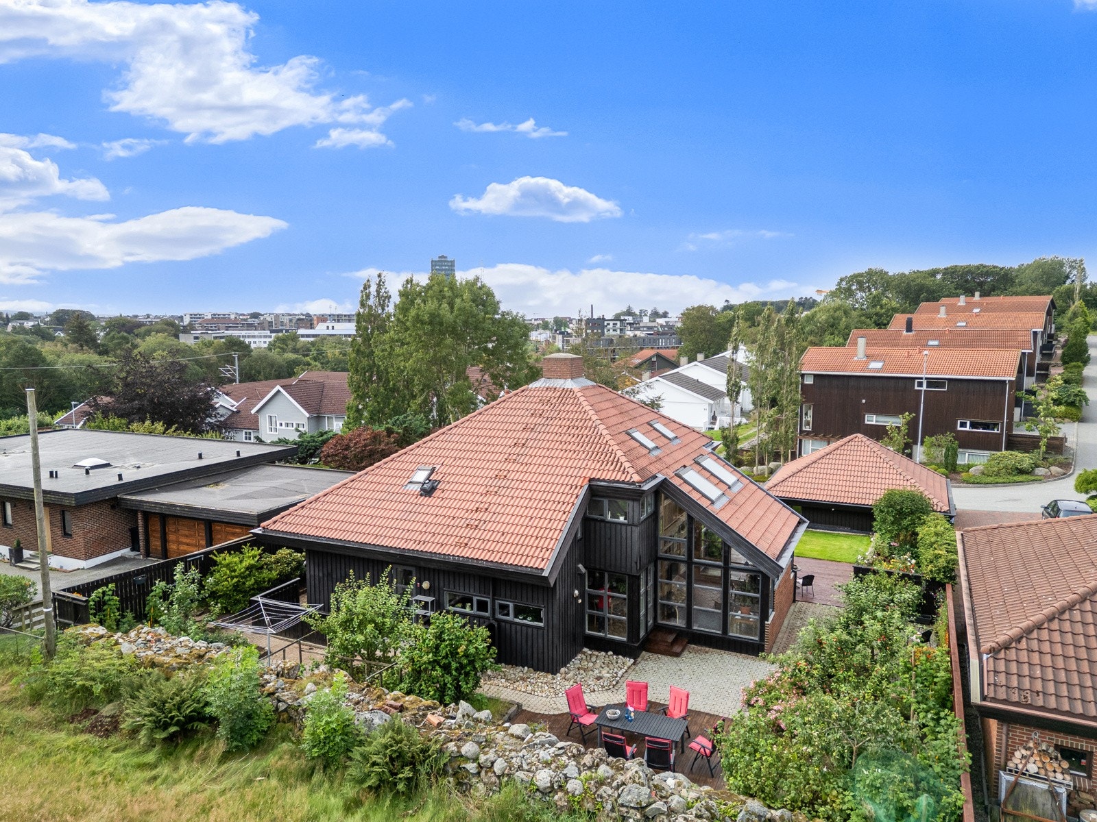 Fra kjøkkenet og stuen har man utgang til boligens terrasse og uteområde. Galleribilde