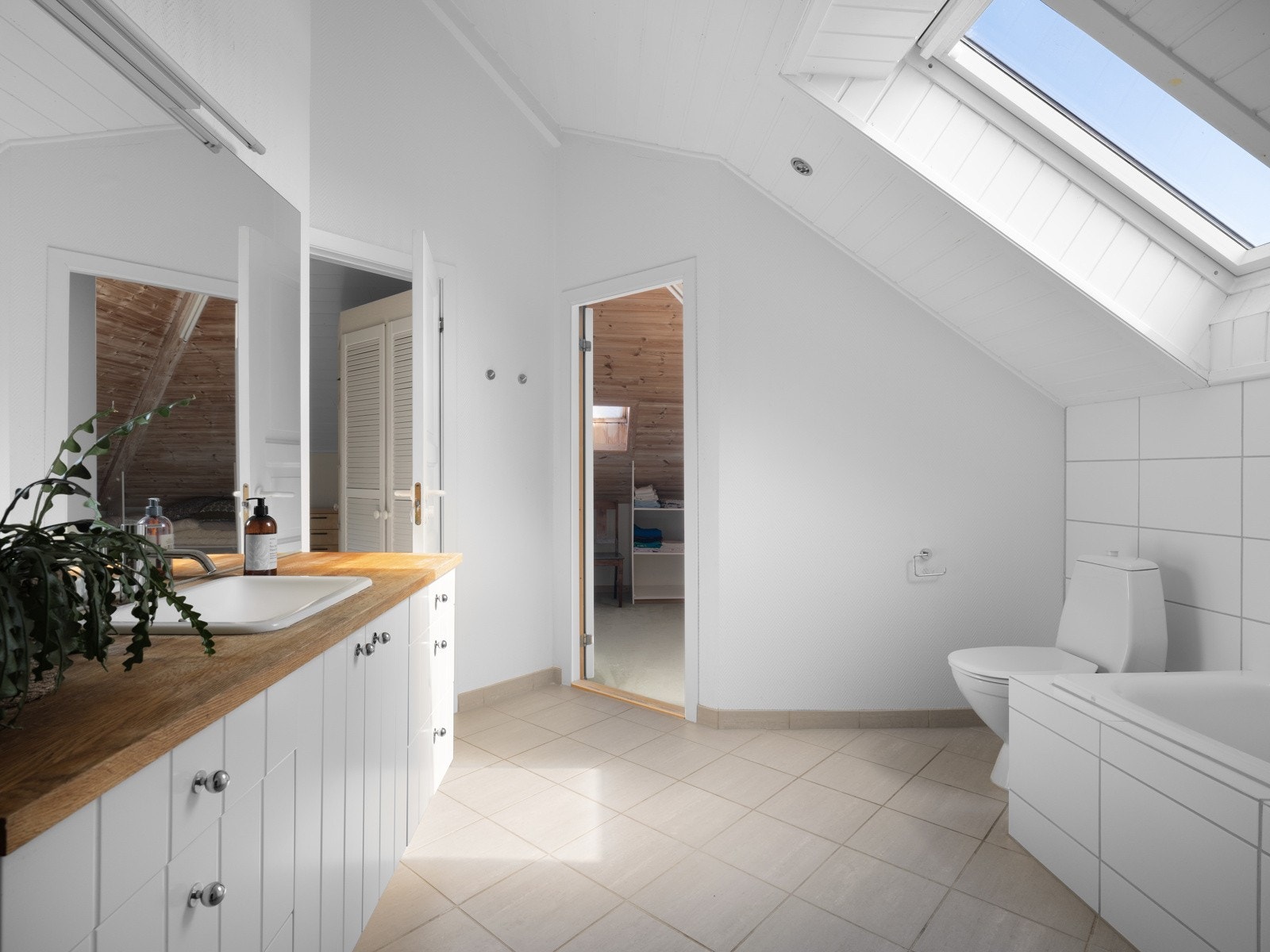 Innredningen består av en praktisk baderomsinnredning med nedfelt servant, toalett, dusjhjørne og badekar. Galleribilde