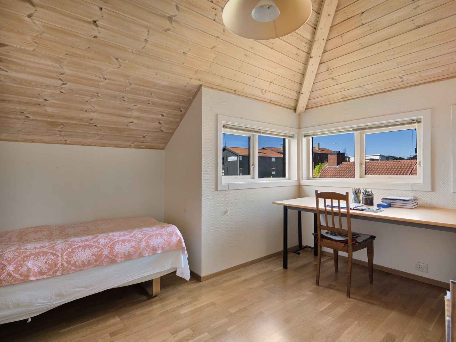 Soverommene har god plass til seng og tilhørende møblement. Galleribilde