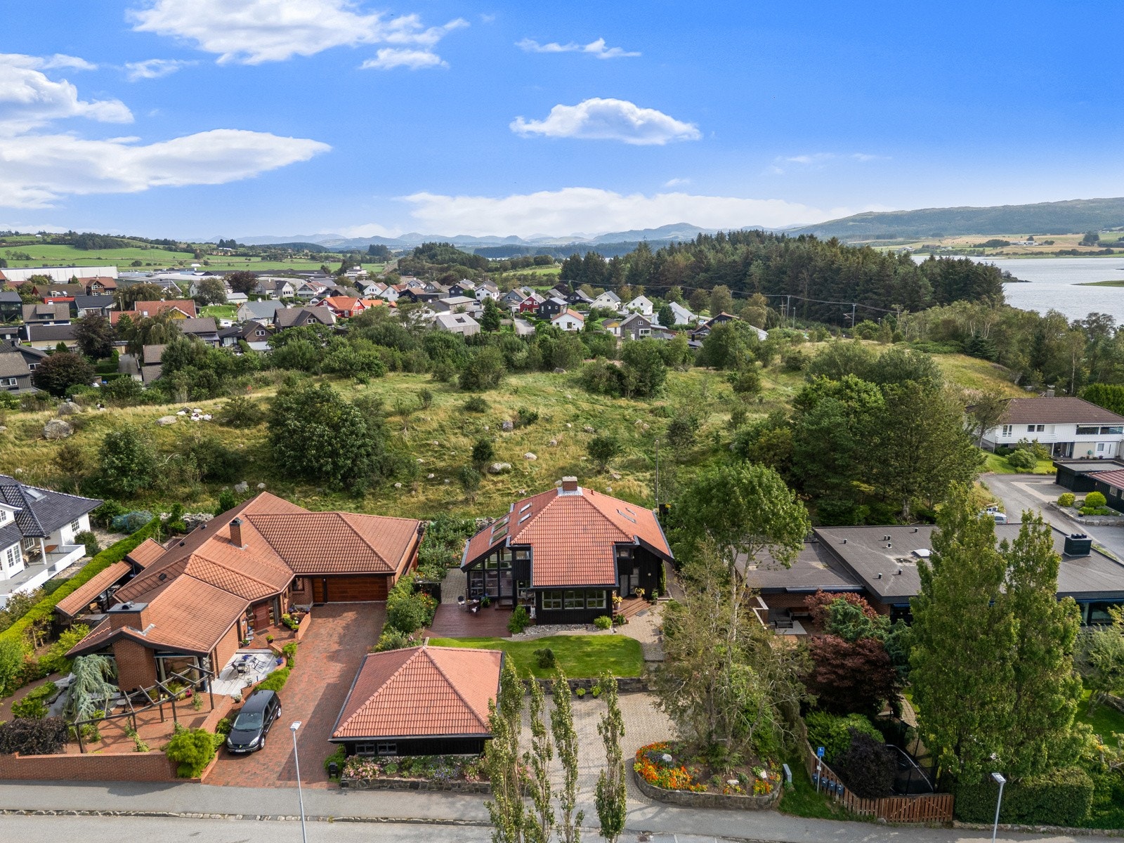 Boligen ligger i et attraktivt, sentrumsnært og barnevennlig område på Bryne. Galleribilde