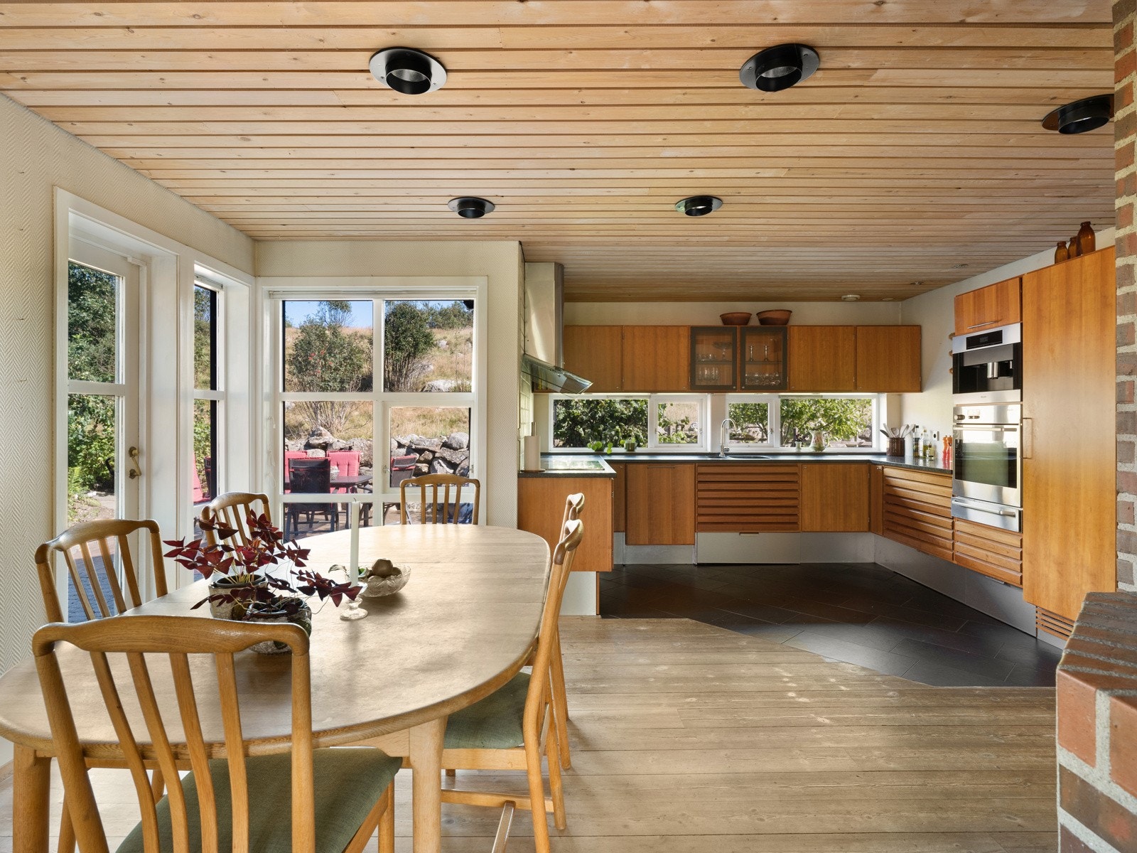 Boligen har et stilrent og funksjonelt kjøkken fra uno form. Galleribilde