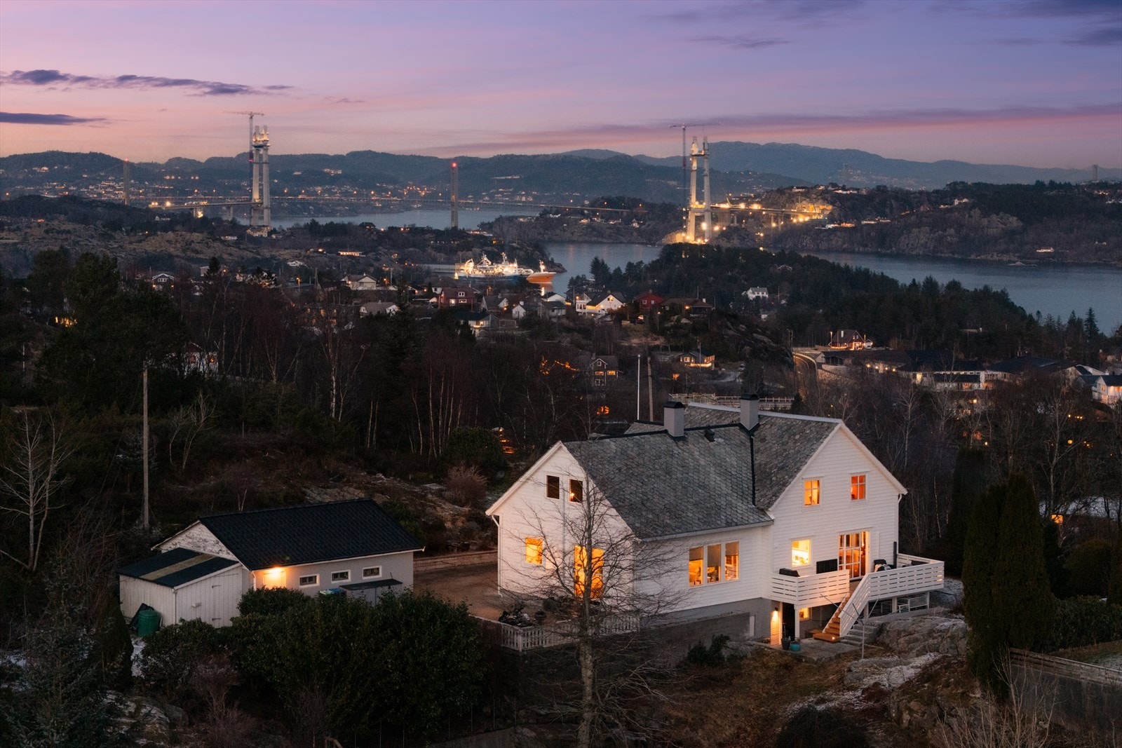 Boligen har en høy og fri beliggenhet i landlige og rolige omgivelser Galleribilde