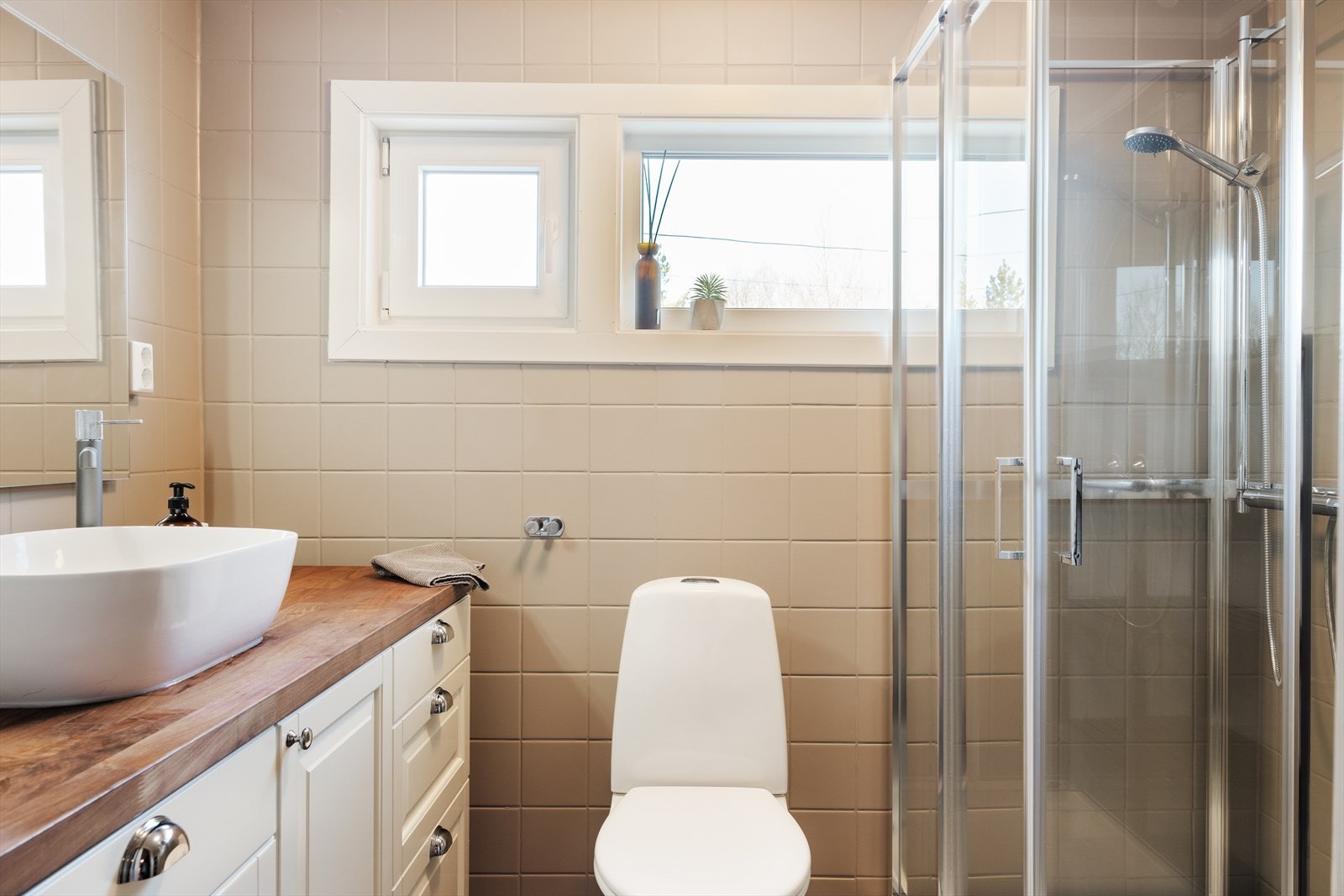 Det er to bad i etasjen. Dette badet har en naturlig tilknytning til hovedsoverommet Galleribilde