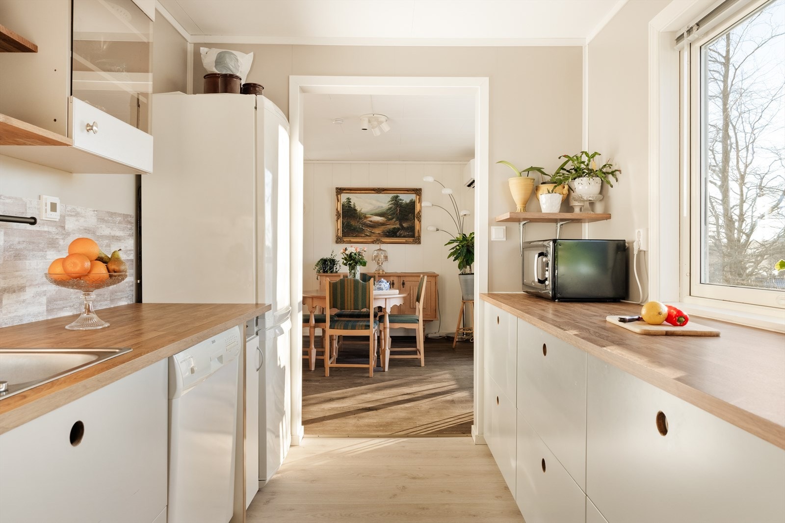 Moderne kjøkkeninnredning fra IKEA, montert i 2024 og varmefolie i gulvet Galleribilde