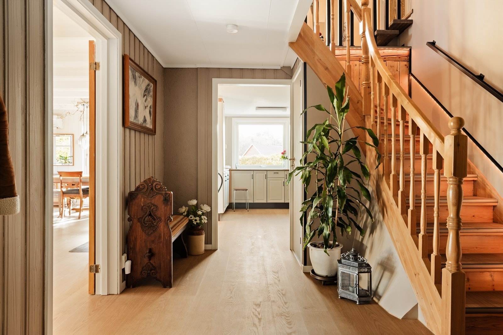 Boligen ønsker deg velkommen med en stor og romslig entré Galleribilde